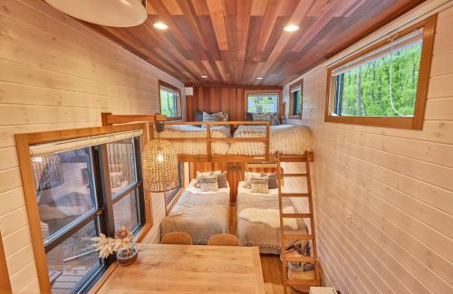 Miyota Villa | Relaxing Retreat: Tiny Cabin TATEGU#02 with Hot Tub & Sauna