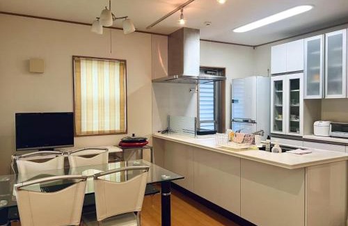 Chiba Apartment | Family-Friendly Space at 浜幕張 with Kitchen Amenities