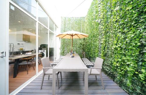 Katasekaigan House | Beachfront Getaway: Enjoy Family Fun Near Enoshima Aquarium