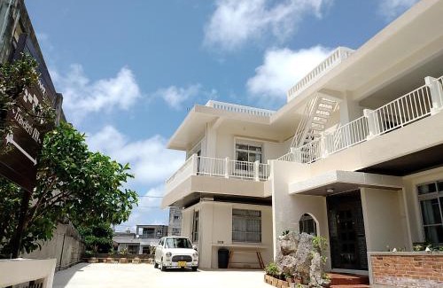 Taira House | Experience Comfort at フェーヌカジ洋室 with Kitchen Amenities