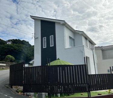 Hanagusuku Villa | Beachside Haven: ペンションはなはな with Ocean Views