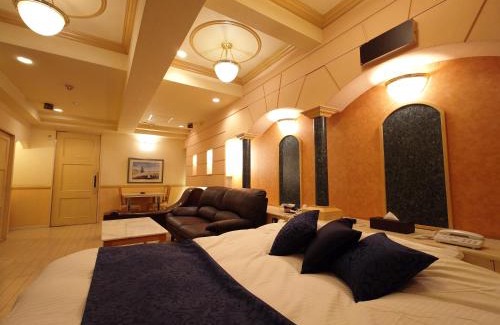 Himeji Hotel | Discover Cache Hotel: Hot Tub & Breakfast Included