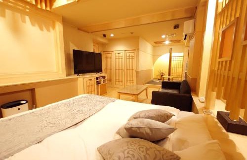 Himeji Hotel | Discover Cache Hotel: Hot Tub & Breakfast Included