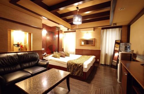 Himeji Hotel | Discover Cache Hotel: Hot Tub & Breakfast Included