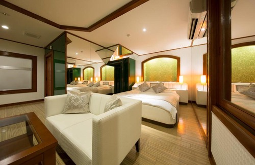 Hirakata Hotel | Relax at Hotel Miroir with Inviting Hot Tub Amenities