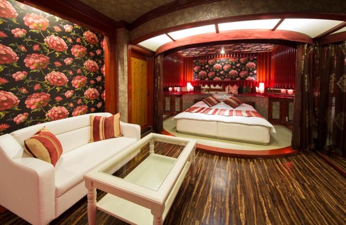 Hirakata Hotel | Relax at Hotel Miroir with Inviting Hot Tub Amenities