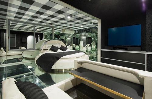 Hirakata Hotel | Relax at Hotel Miroir with Inviting Hot Tub Amenities