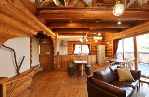 Yawatano Ski Chalet | Cozy Log Cabin Retreat in Izu Kogen with Hot Tub & Breakfast