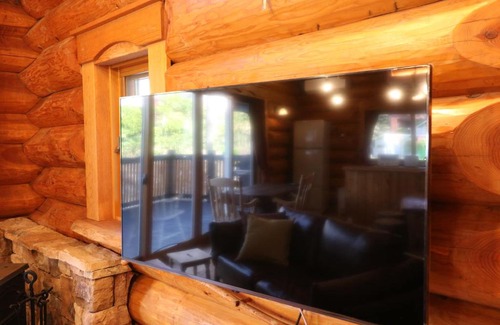 Yawatano Ski Chalet | Cozy Log Cabin Retreat in Izu Kogen with Hot Tub & Breakfast