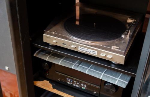 Tsuru House | Cozy Log House Kizuki: Pet-Friendly with Hot Tub Access