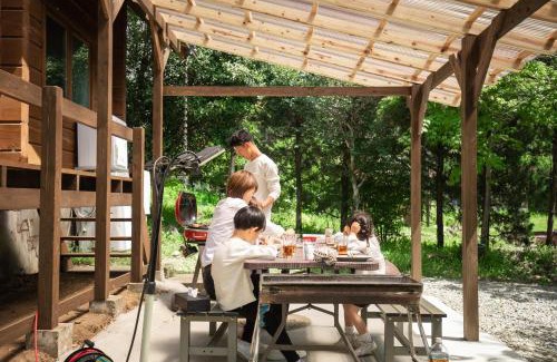 Tsuru House | Cozy Log House Kizuki: Pet-Friendly with Hot Tub Access