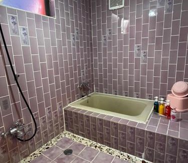 Yachimata House | Cozy Robin Hotel: Enjoy a Fireplace and Hot Tub Retreat