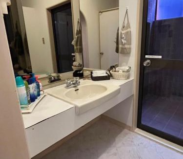 Yachimata House | Cozy Robin Hotel: Enjoy a Fireplace and Hot Tub Retreat