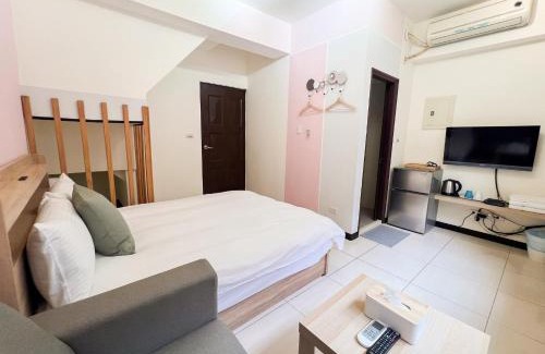University District House | Pet-Friendly Haven with Breakfast and Family Comfort