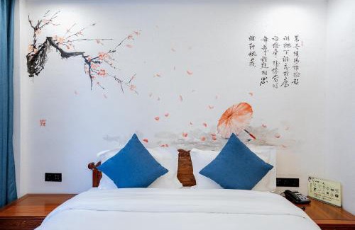 Wulingyuan House | Explore 一树一花客栈眷恋店 with Pool & Restaurant