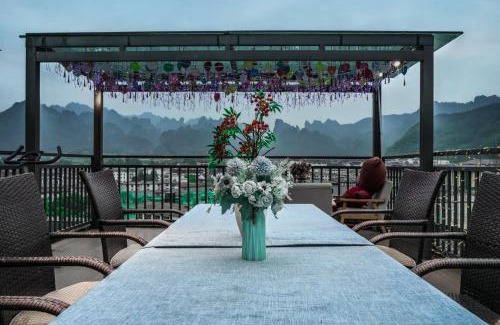 Wulingyuan House | Explore 一树一花客栈眷恋店 with Pool & Restaurant