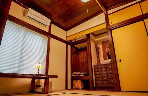 Oshima House | Discover 露伴ロハンrohan: Cozy Retreat with Hot Tub & Kitchen
