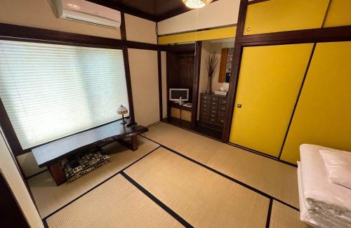 Oshima House | Discover 露伴ロハンrohan: Cozy Retreat with Hot Tub & Kitchen