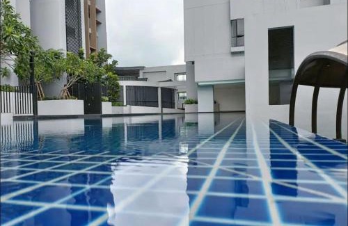 Bukit Indah Apartment | Cozy New Apartment with Netflix & Hot Tub for 3 Guests