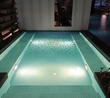 Bukit Indah Apartment | Cozy New Apartment with Netflix & Hot Tub for 3 Guests