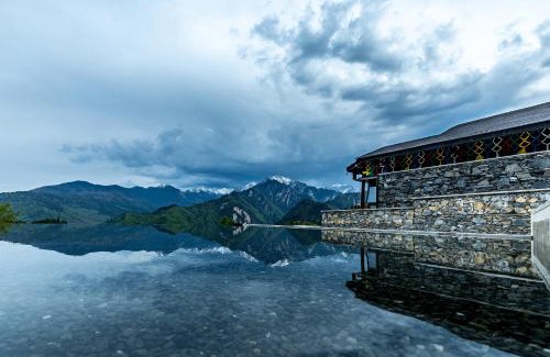 Yadu House | Experience the Beauty of 九寨云裳 with Oceanfront Views