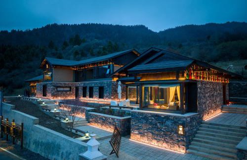 Yadu House | Experience the Beauty of 九寨云裳 with Oceanfront Views