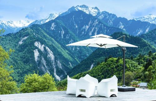 Yadu House | Experience the Beauty of 九寨云裳 with Oceanfront Views
