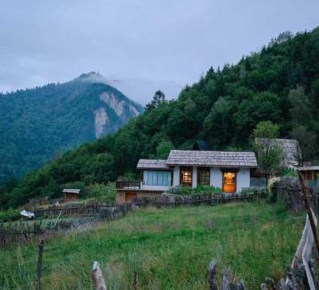 Jiuzhaigou Hotel | Pet-Friendly Jiuzhaigou Valley Abluzi B&B with Ocean View