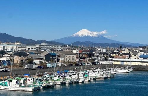 Suruga Ward House | Oceanfront Escape at Eat&Stay ROMEY with Hot Tub Access