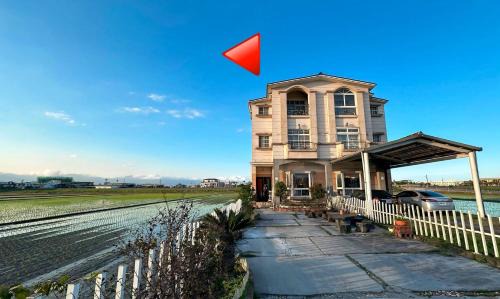 Dongshan House | Discover Pet-Friendly Stay at 伊甸園民宿 with Slide Rooms
