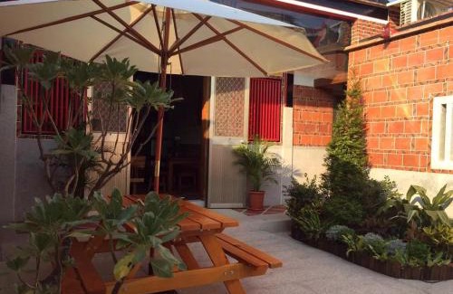 Jinning House | Explore八八古藝民宿: Family-Friendly with High Ratings