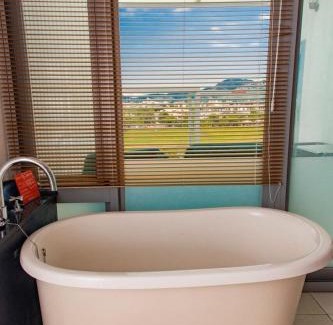 Dongshan House | Cozy Winter Mountain Retreat with Hot Tub & Breakfast