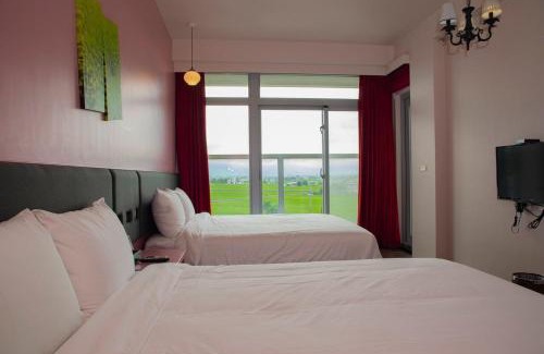 Dongshan House | Cozy Winter Mountain Retreat with Hot Tub & Breakfast