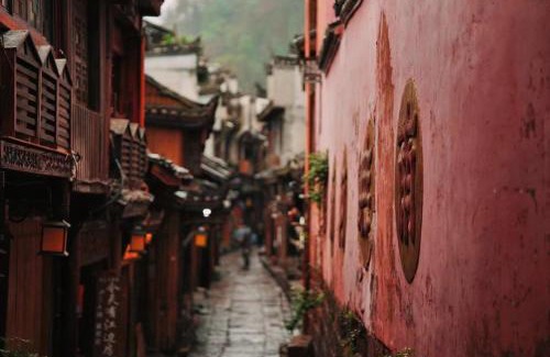 Fenghuang Apartment | Explore 凤凰古城宝庆民宿: Pet-Friendly Family Retreat