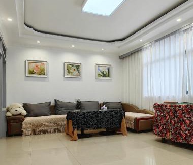 Fenghuang Apartment | Explore 凤凰古城宝庆民宿: Pet-Friendly Family Retreat