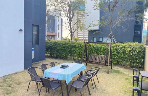 Huidong House | Discover 双月湾海湾里一诚度假酒店 with Ocean Views