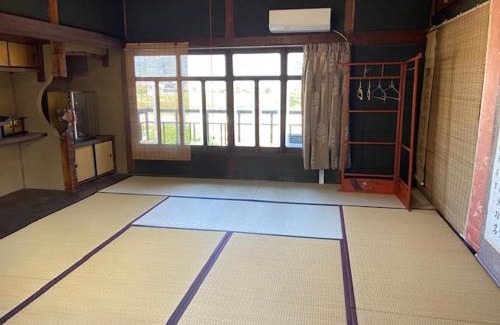 Fuchu Cho House | Guest House Omi: Family-Friendly Retreat with Hot Tub