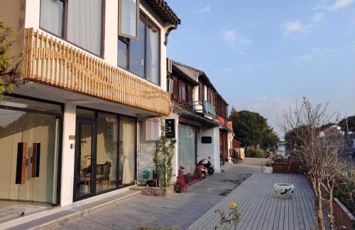 Wujiang Bed & Breakfast | Scenic Stay at 同里泊·晓烟河景民宿 - Guest Rated 9/10