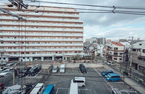 Higashisumiyoshi-ku Apartment | Discover 唐風家 北田辺: Family-Friendly Retreat with Hot Tub