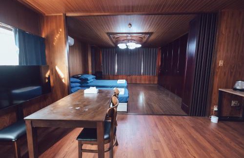 Higashisumiyoshi-ku Apartment | Discover 唐風家 北田辺: Family-Friendly Retreat with Hot Tub