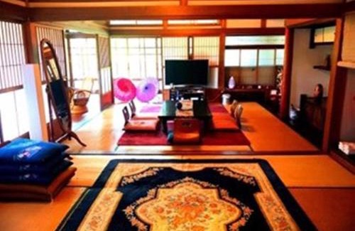 Itoshima House | Discover 里や: Family-Friendly Retreat with Hot Tub & Breakfast