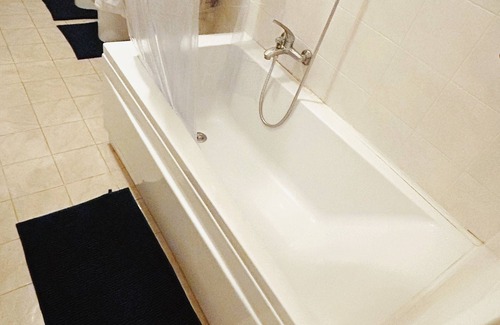 Zona Zara Bed & Breakfast | Convenient Hotel Near Subway with Easy Check-In & LGBT Welcome