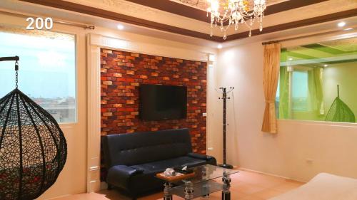 Wujie House | Enchanting Love Lake Castle: Pet Friendly with Breakfast