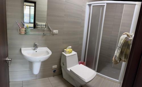 Xihu Apartment | Discover 大富住宿: Comfort & Quality with 8.2/10 Ratings