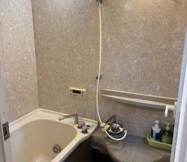 Nishinari Apartment | Pet-Friendly Retreat at 大阪三姐妹民泊 with Hot Tub
