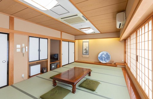 Shirakawa Hotel | Relaxing Retreat at 天然温泉白川郷の湯 - 9/10 Guest Rated!