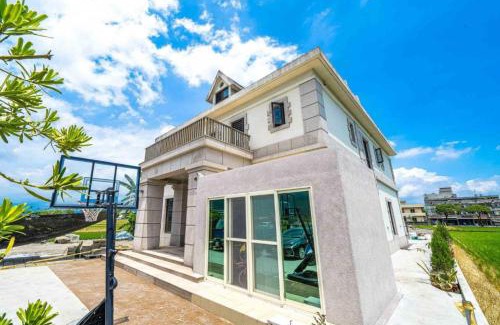 Sanxing Villa | Discover 太平山愛琴海136包棟民宿 with Pool & Hot Tub