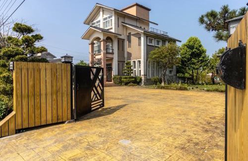 Dongshan Villa | Discover 奇凡小花園: Exclusive Stay with Family-Friendly Amenities
