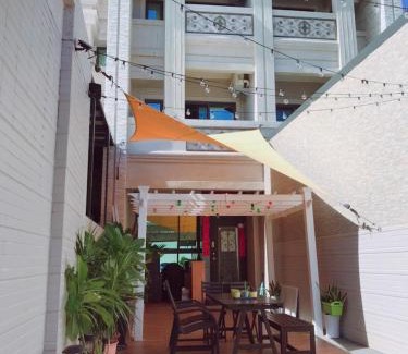 Donggang House | Pet-Friendly Haven: 好客行館 with Family Amenities