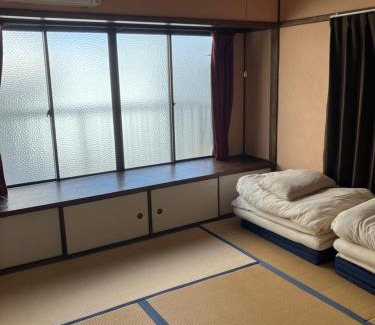 Onomichi House | Cozy Stay at 尾道ゲストハウス シータ村 with Hot Tub & Restaurant